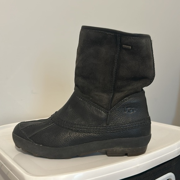 UGG Womens Size 7 Event Snowpeak Waterproof Rubber Bottom Short Black Booties - Picture 6 of 8
